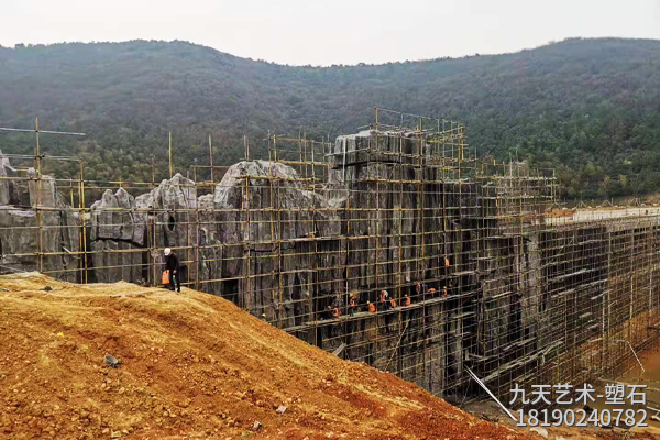 假山后面要實(shí)體墻嗎？